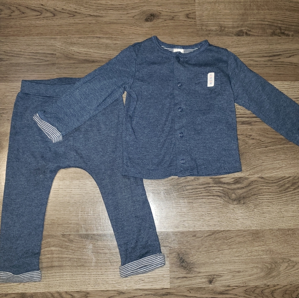 12m SOFT Baby Outfit, Carters 2pc set.